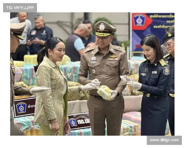2024东盟杯泰国不敌越南!佩通坦与家人亲自到场加油助威! 2024东盟杯泰国不敌越南!佩通坦与家人亲自到场加油助威!
